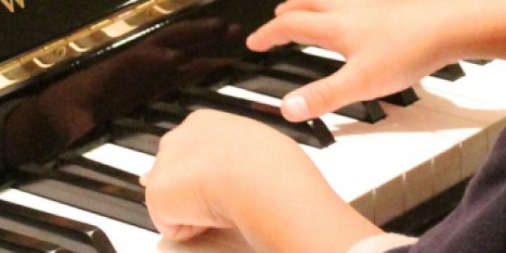 Mans al piano ( Nivell Educatiu Avançat9